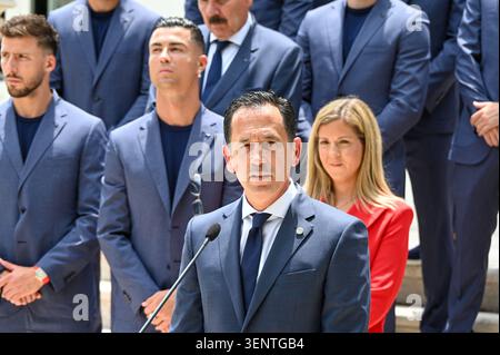 Lisbona, Portogallo. 12 giugno 2026. Il presidente della Federazione calcistica portoghese (FPF) PEDRO PROENCA (L) tiene un discorso accanto al primo ministro portoghese LUIS MONTENEGRO (C) e alla squadra nazionale di calcio portoghese durante il ricevimento ufficiale in vista della Coppa del mondo FIFA 2026, presso la residenza ufficiale di Sao Bento. Crediti: Ricardo Rocha / Alamy Live News Foto Stock