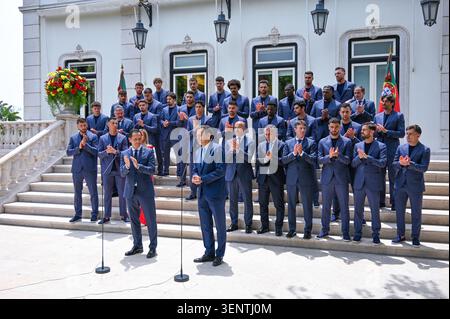 Lisbona, Lisbona, Portogallo. 12 giugno 2026. Il primo ministro portoghese LUIS MONTENEGRO (C) e il presidente della Federazione calcistica portoghese (FPF) PEDRO PROENÃ‡A (L) applaudono a fianco della squadra nazionale di calcio del Portogallo dopo un discorso durante il ricevimento ufficiale in vista della Coppa del mondo FIFA 2026, presso la residenza ufficiale di Sao Bento. (Credit Image: © Ricardo Rocha/ZUMA Press Wire) SOLO PER USO EDITORIALE! Non per USO commerciale! Foto Stock