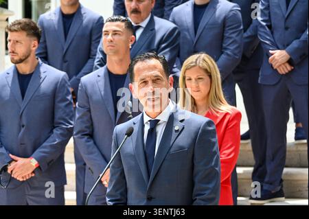 Lisbona, Lisbona, Portogallo. 12 giugno 2026. Il presidente della Federazione calcistica portoghese (FPF) PEDRO PROENÃ‡A (L) tiene un discorso accanto al primo ministro portoghese LUIS MONTENEGRO (C) e alla squadra nazionale di calcio portoghese durante il ricevimento ufficiale in vista della Coppa del mondo FIFA 2026, presso la residenza ufficiale di Sao Bento. (Credit Image: © Ricardo Rocha/ZUMA Press Wire) SOLO PER USO EDITORIALE! Non per USO commerciale! Foto Stock