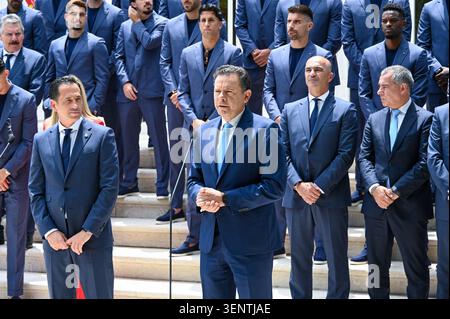 Lisbona, Lisbona, Portogallo. 12 giugno 2026. Il primo ministro portoghese LUIS MONTENEGRO (C) tiene un discorso accanto al presidente della Federazione calcistica portoghese (FPF) PEDRO PROENÃ‡A (L) e alla squadra nazionale di calcio portoghese durante il ricevimento ufficiale in vista della Coppa del mondo FIFA 2026, presso la residenza ufficiale di Sao Bento. (Credit Image: © Ricardo Rocha/ZUMA Press Wire) SOLO PER USO EDITORIALE! Non per USO commerciale! Foto Stock