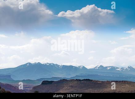 Le cime innevate dei Monti la Sal, viste dall'Arches National Park, Moab, Utah Foto Stock