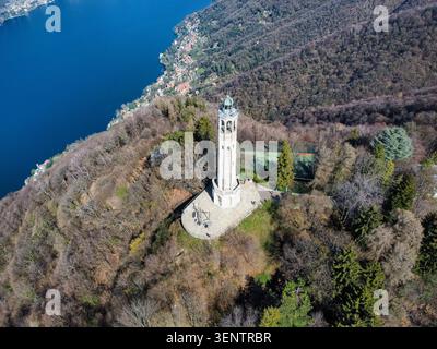 Veduta aerea del Faro volta a Brunate, in posizione panoramica sul Lago di Como. Foto Stock