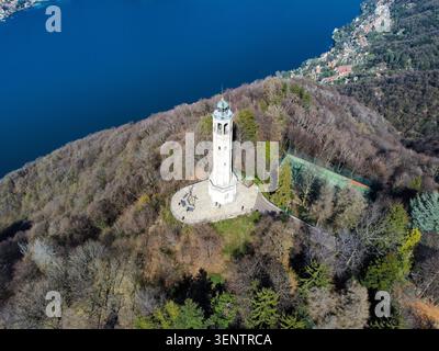 Veduta aerea del Faro volta a Brunate, in posizione panoramica sul Lago di Como. Foto Stock