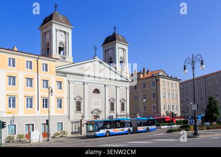 Chiesa greco-ortodossa di San Nicola con autobus fuori Trieste, Italia Foto Stock