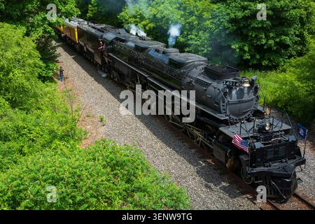 Campville, NY, USA - 12 giugno 2026: Big Boy No. 4014, la più grande locomotiva a vapore al mondo, viaggia attraverso un'area rurale tra Owego e Bi Foto Stock