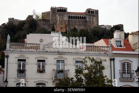Castelo de Leiria (Castello di Leiria), situato su una collina che domina la città, vista dalla città vecchia sotto la collina, Leiria, Portogallo Foto Stock