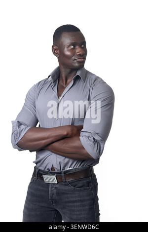 ritratto di un uomo dalla vita e dalle spalle che guarda lontano Foto Stock