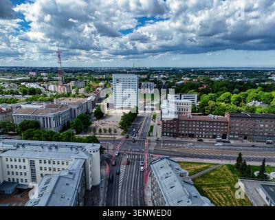 Vista aerea con droni degli incroci della città di Tallinn e degli edifici moderni in Estonia Foto Stock