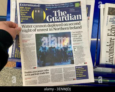 Un giornale britannico riferisce che la seconda notte di disordini in Irlanda del Nord, dopo l'attacco dei coltelli di Belfast, era una crisi di confine Foto Stock