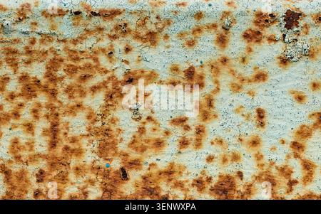Primo piano con superficie metallica ruvida resistente agli agenti atmosferici con motivi testurizzati Foto Stock