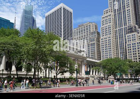 Marciapiede affollato di fronte al ramo principale della New York Public Library sulla Fifth Avenue Foto Stock