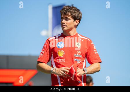 Barcellona, Spagna. 12 giugno 2026. Il pilota Ferrari Charles Leclerc (16) arriva nel Paddock prima di allenarsi in vista del Gran Premio di F1 di Barcellona-Catalunya sul circuito di Barcellona-Catalunya il 12 giugno 2026 a Barcellona, Spagna. Foto di Alexis Jumeau/ABACAPRESS.COM credito: Abaca Press/Alamy Live News Foto Stock