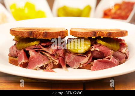 Delizioso panino al pane croccante con pasta di pane Foto Stock