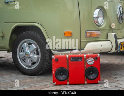 Scheveningen, Paesi Bassi, 31.05.2026, valigetta stereo in stile retrò di fronte al VW Transporter d'epoca alla fiera di auto d'epoca Foto Stock