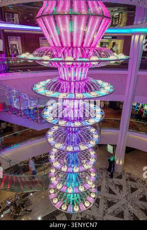 Oceano Pacifico, nave da crociera norvegese NCL Joy Ship, lampadario Crystal Atrium, scultura luminosa a LED, opere d'arte illuminate, luci che cambiano colore, luci viola Foto Stock