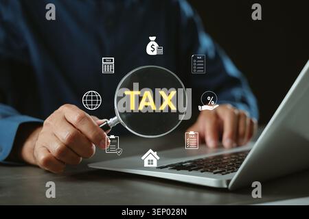 Analisi dei dati di pagamento online della dichiarazione dei redditi dei redditi, calcolo delle imposte statali, lente d'ingrandimento, persona che utilizza un computer portatile per le imposte finanziarie AC Foto Stock