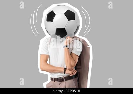 Uomo con testa a palla da calcio e giacca da lavoro a spalla, concetto di integrazione sportiva e aziendale, collage creativo Foto Stock