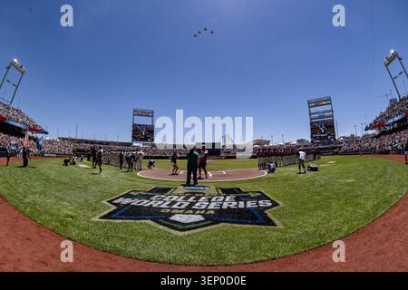 Omaha, Nebraska. Stati Uniti 12 giugno 2026. I jet volano sopra durante l'inno nazionale prima dell'inizio della partita di baseball 1 delle World Series del 2026 tra Troy Trojans e West Virginia Mountaineers al Charles Schwab Field di Omaha, Nebraska. Michael Spomer/Cal Sport Media/Alamy Live News Foto Stock