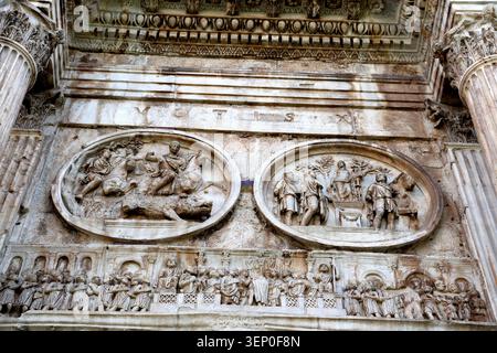 Rilievi sull'Arco di Costantino a Roma Italia Foto Stock