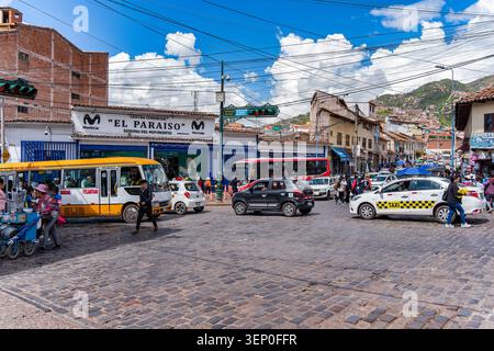 Cusco, Perù - 23 marzo 2025: Traffico stradale intenso fuori dal mercato di San Pedro a Cusco Foto Stock