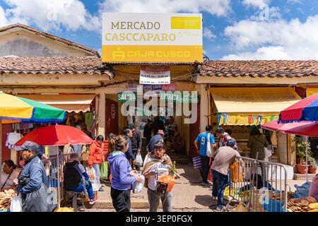 Cusco, Perù - 23 marzo 2025: Ingresso al Mercado Casccaparo, situato nel centro storico di Cusco Foto Stock