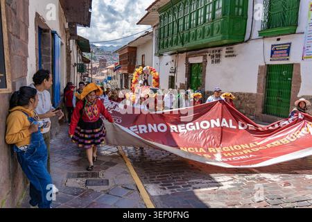 Cusco, Perù - 23 marzo 2025: Processione culturale per le strade di Cusco durante la festa di Qhaswa Raymi Foto Stock