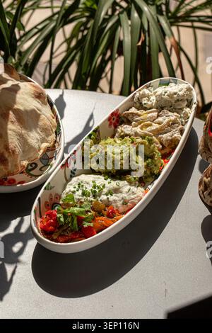 Piatto mediterraneo con pane pita fresco Foto Stock