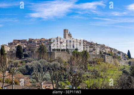 Il bellissimo villaggio medievale di Saint Paul de Vence, in cima alla collina, nella regione della Provenza-Alpi Costa Azzurra, in Francia Foto Stock