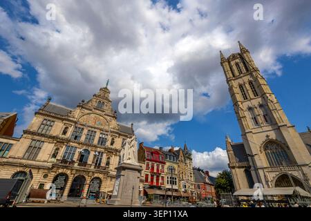 GAND, BELGIO, 14 LUGLIO 2025 - la storica piazza Sint-Baafsplein con la maestosa torre della Cattedrale di San Bavone, a Gand, Belgio Foto Stock