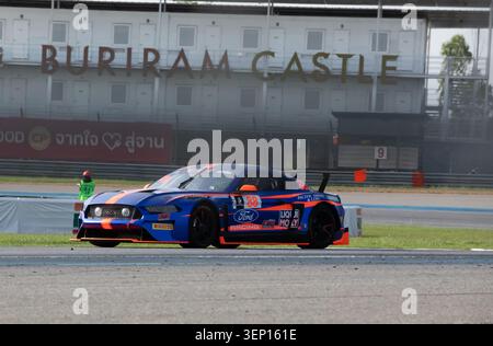 La Ford Mustang S550 GT4 blu e arancione n. 88 corre oltre l'edificio del castello di Buriram presso il circuito internazionale di Chang durante la Thailand Super Series. Foto Stock