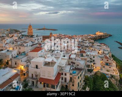 Vista aerea della città medievale di Vieste al tramonto in Puglia Italia Foto Stock