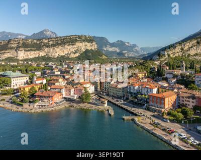 Vista aerea della località turistica di Torbole sul Lago di Garda, nelle Alpi italiane Foto Stock