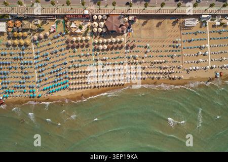 Vista dall'alto verso il basso della spiaggia di Sant Antonio a Termoli, Italia Foto Stock