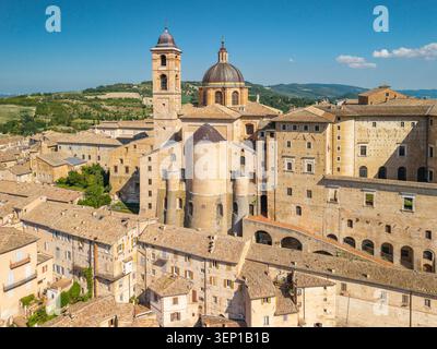 Vista aerea della città medievale fortificata di Urbino e del castello nelle Marche Foto Stock