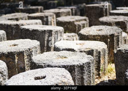Antichi tamburi a colonna di Olimpia che mostrano la distruzione storica Foto Stock