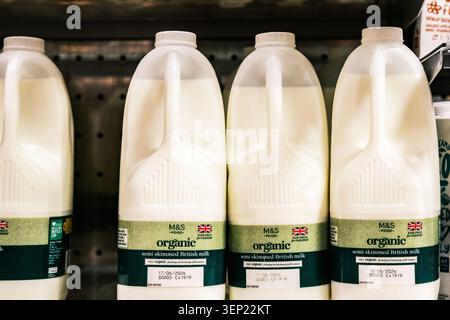 Epsom Londra, 13 giugno 2026, esposizione di M&S Food Organic semi-skimmed British Milk with No People Foto Stock