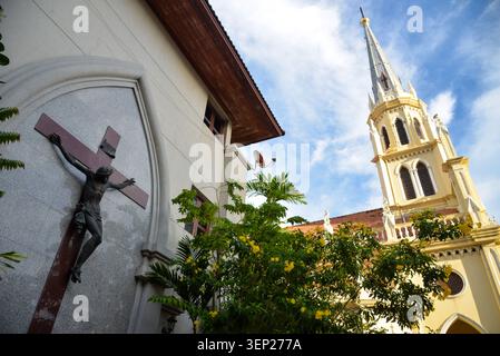 Bangkok, Thailandia - 14 maggio 2026: Crocifisso e campanile gotico della chiesa del Santo Rosario (chiesa di Kalawar) a Bangkok Foto Stock