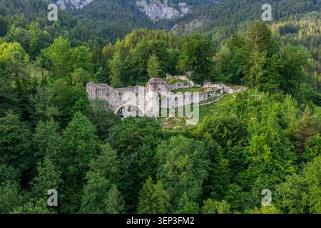 Vista aerea del Burgruine Thaur in Tirolo, Austria, dall'altra parte della collina boscosa, che mostra le rovine medievali del castello e la sua caratteristica sopravvivenza Foto Stock