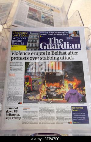 "La violenza scoppia a Belfast dopo le proteste per l'attacco pugnalato" articolo in prima pagina del quotidiano Guardian 10 giugno 2026 Londra Regno Unito KATHY DEWITT Foto Stock
