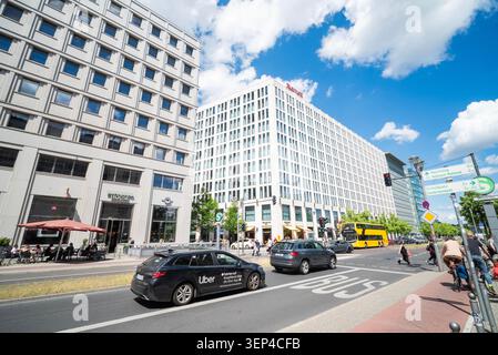 Berlino, Germania, 6 giugno 2026, Una vivace scena urbana a Berlino, Germania, vicino a Potsdamer Platz, con l'hotel Marriott, un caffè espresso House Foto Stock
