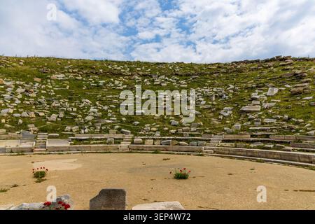 Antiche rovine sull'isola di Delo, uno dei più importanti siti mitologici, storici e archeologici della Grecia. Quartiere dei teatri. Foto Stock
