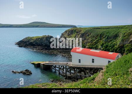 St Davids Lifeboat Station, Porthstinian, vicino a St Davids, Pembrokeshire, Galles, REGNO UNITO. La vecchia stazione dei battelli di salvataggio. Foto Stock