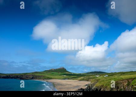 Whitesands Bay e la vetta di Carn Llidi, vicino a St. David's sul Pembrokeshire Coast Path, Pembrokeshire, Galles, Regno Unito. Foto Stock