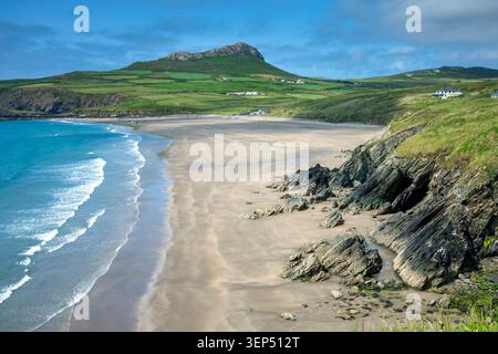 Whitesands Bay e la vetta di Carn Llidi, vicino a St. David's sul Pembrokeshire Coast Path, Pembrokeshire, Galles, Regno Unito. Foto Stock