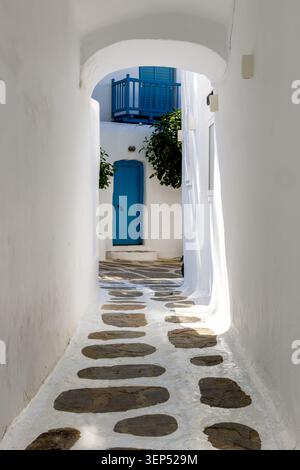 Vicolo vuoto di ciottoli tra vecchie case bianche nell'isola di Mykonos, in Grecia Foto Stock