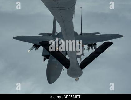 Un F-15E Strike Eagle dell'Air Force assegnato al 48th Fighter Wing si avvicina a un KC-135 Stratotanker assegnato al 100th Air Refueling Wing da ricevere Foto Stock