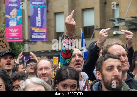 I manifestanti anti-razzisti di Buchanan Street Glasgow si sono scontrati con i manifestanti anti-razzisti e di estrema destra Foto Stock