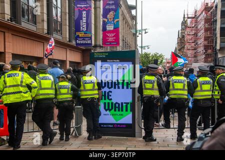 La polizia guarda come i manifestanti anti-razzisti e di estrema destra si scontrano su Buchanan Street, il giorno prima della partita di Coppa del mondo scozzese contro Haiti Foto Stock