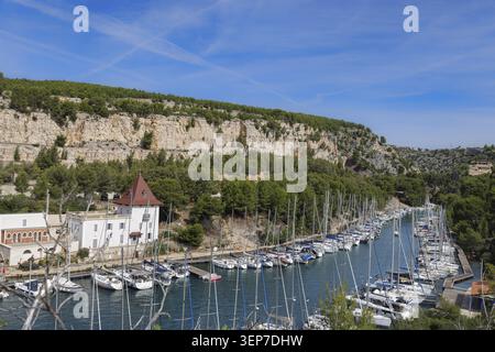 Jachthafen in der Calanque de Port-Miou bei Cassis im Nationalpark Calanques a Suedfrankreich. Marina nella Calanque de Port-Miou nelle Calanques n Foto Stock