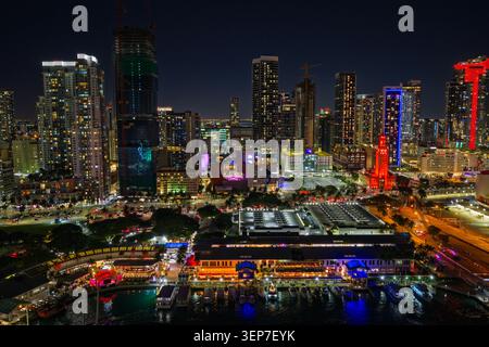 Miami, FL, USA - 8 febbraio 2026: Skyline illuminato del centro di Miami con porticciolo, edifici e strade che mostrano una vivace vita urbana Foto Stock